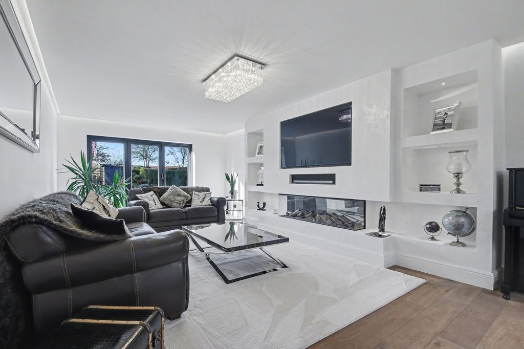 Property photo 2 of 18