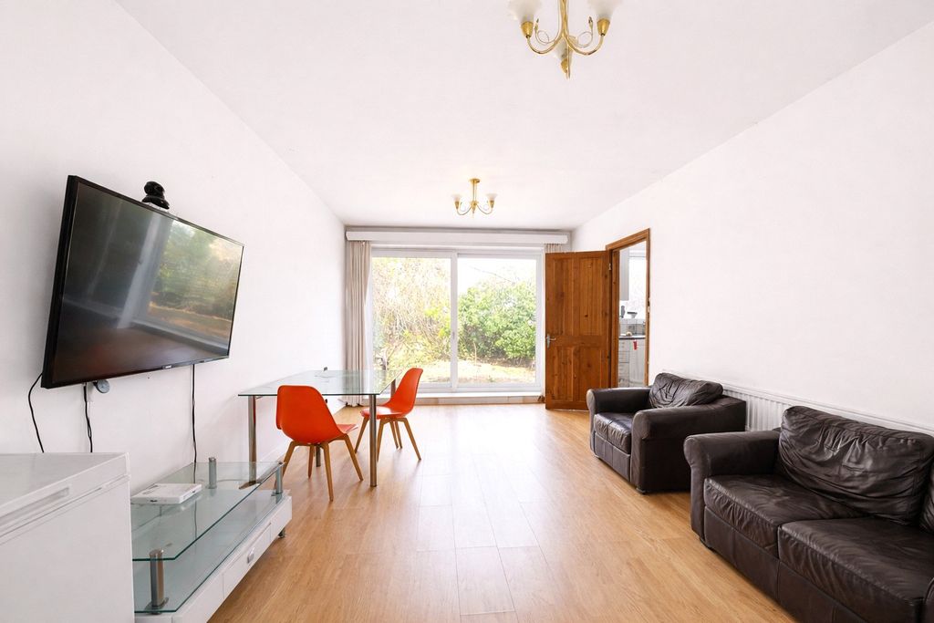 Property photo 3 of 12 Picture 3