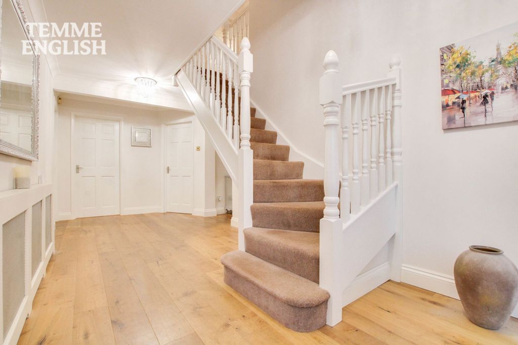 Property photo 2 of 34