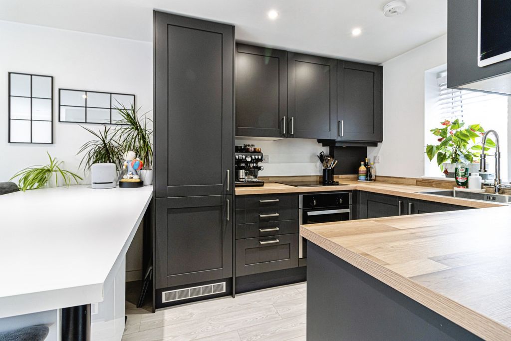 Property photo 3 of 18 Kitchen