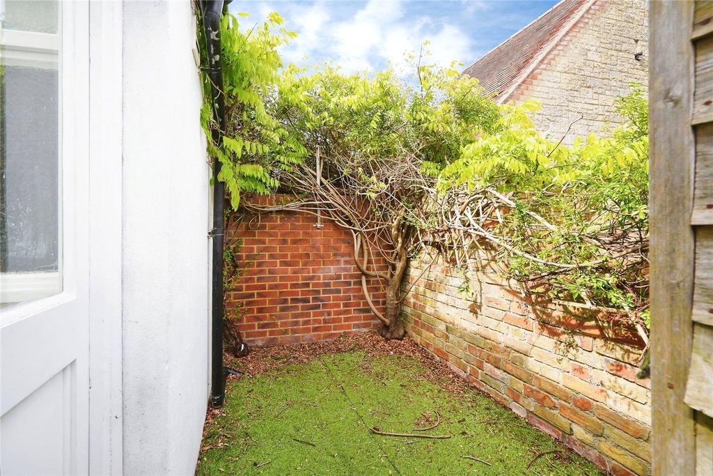 Property photo 2 of 20 Picture No. 17