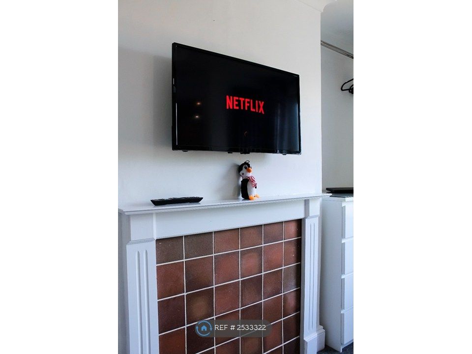 Property photo 3 of 11 Ensuite Bedroom