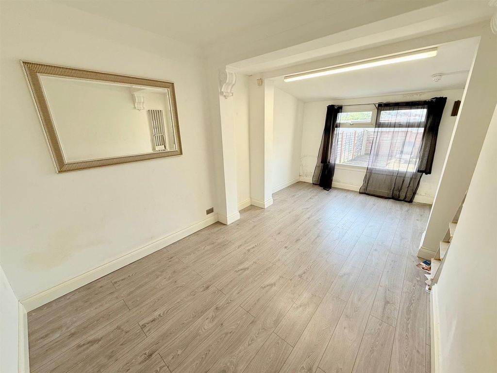 Property photo 2 of 11 1d8163Bc-0B8d-4F44-B481-A5042Bb34277.Jpg