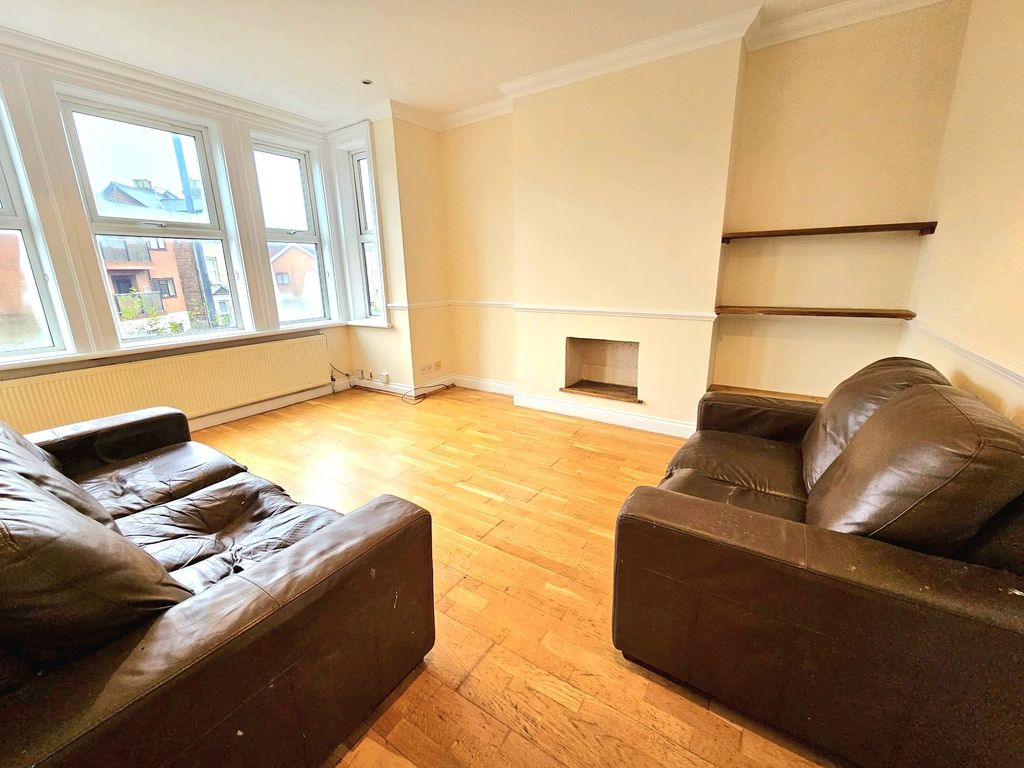 Property photo 2 of 10 6