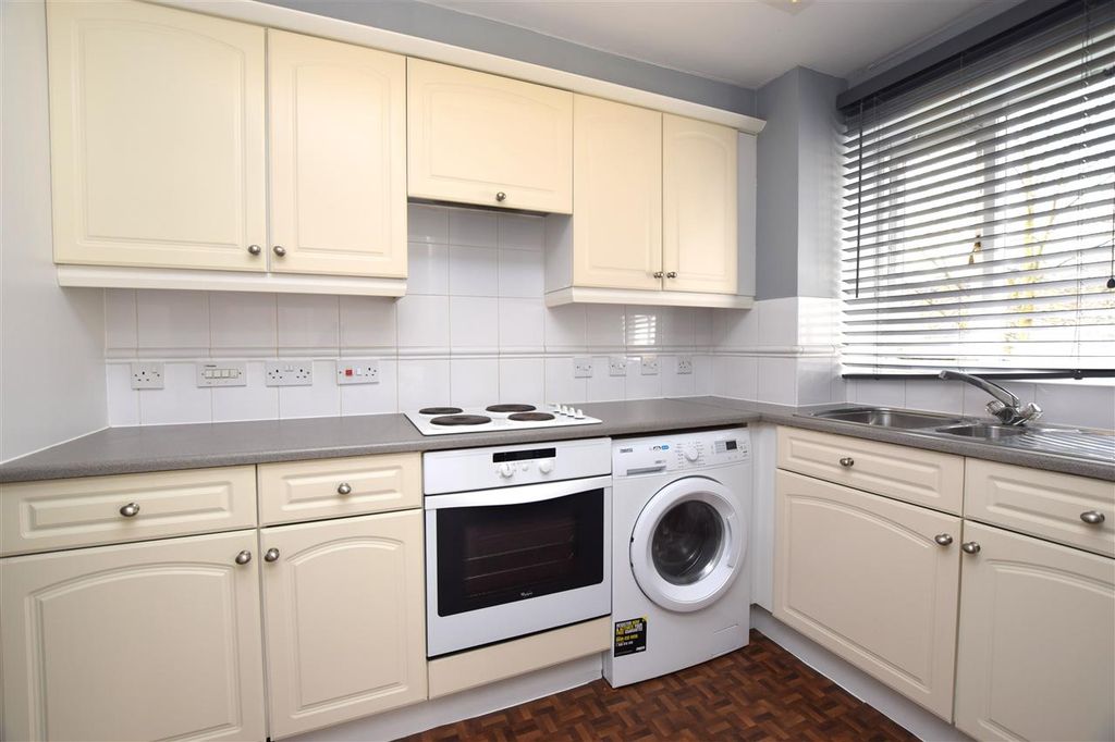 Property photo 3 of 8 Kitchen