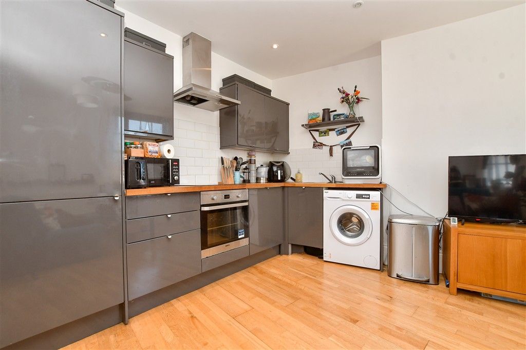 Property photo 1 of 6 Lounge / Kitchen