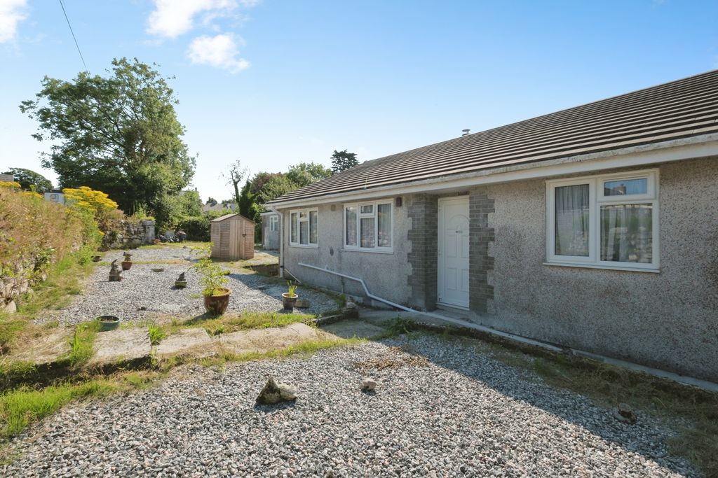 Property photo 1 of 18 Front Garden