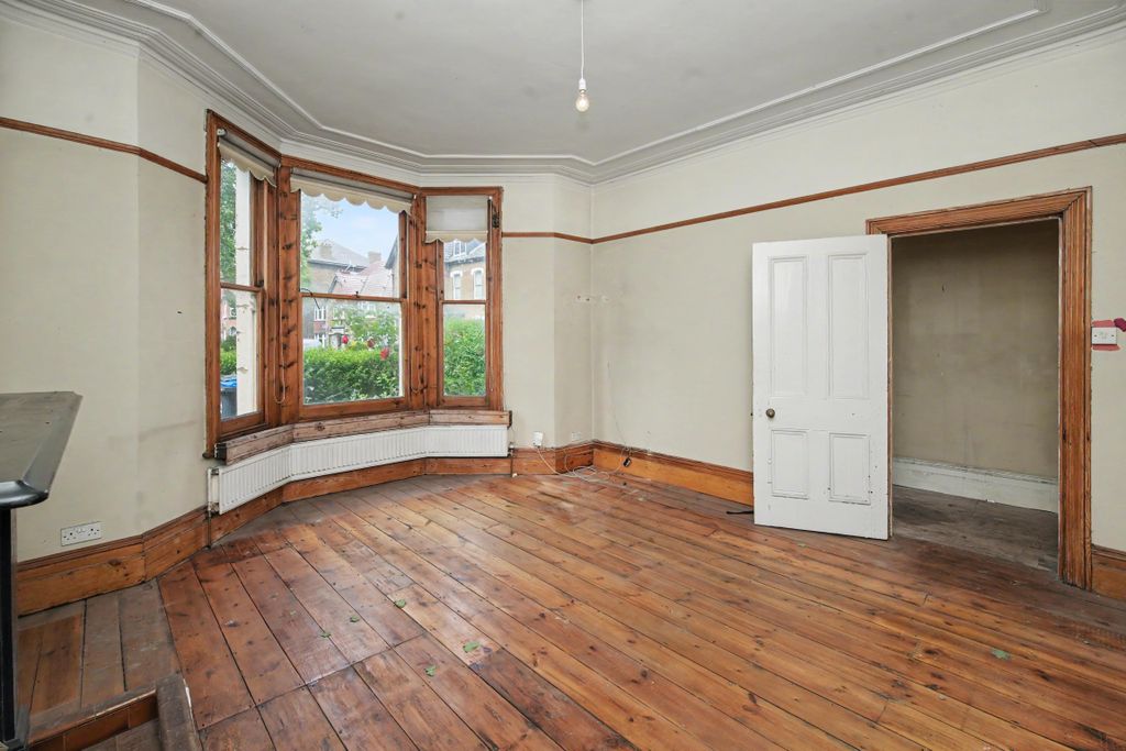 Property photo 3 of 24 200 Woodside Green, South Norwood, London, Se25 5Ew