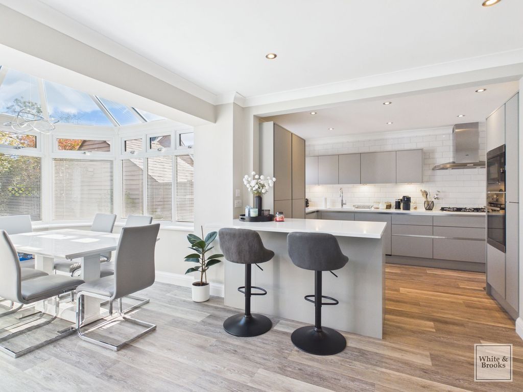 Property photo 3 of 28 Kitchen