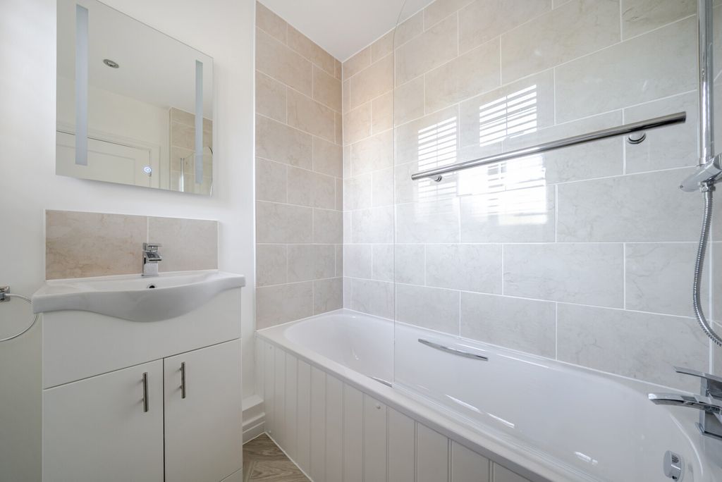 Property photo 3 of 22 1449037-16-69E5Ff...