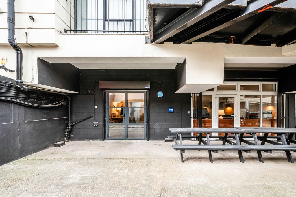 Property photo 3 of 14 Oakwood House U1 - Low Res 13.Jpg