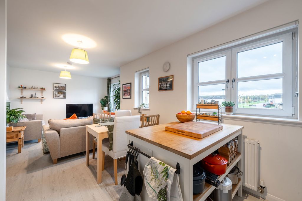 Property photo 2 of 25