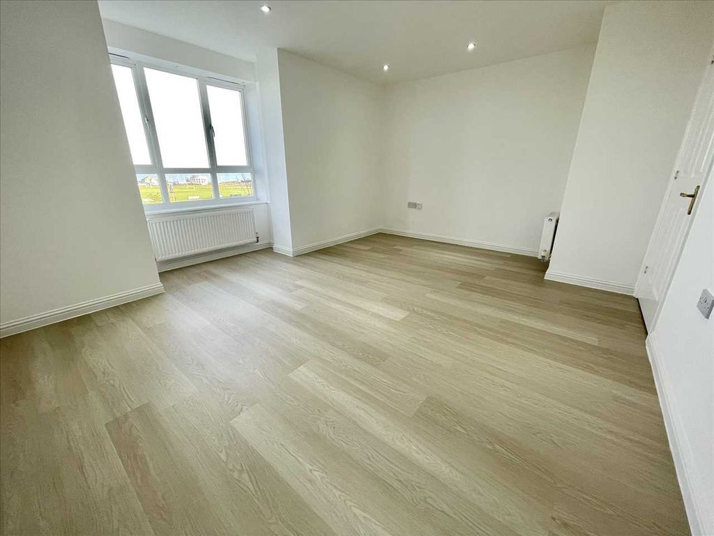 Property photo 3 of 10 Lounge (Front)