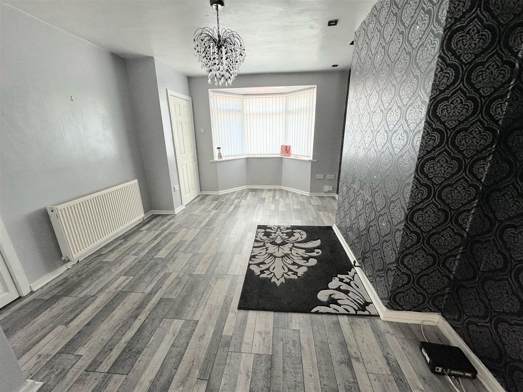 Property photo 2 of 11 Lounge