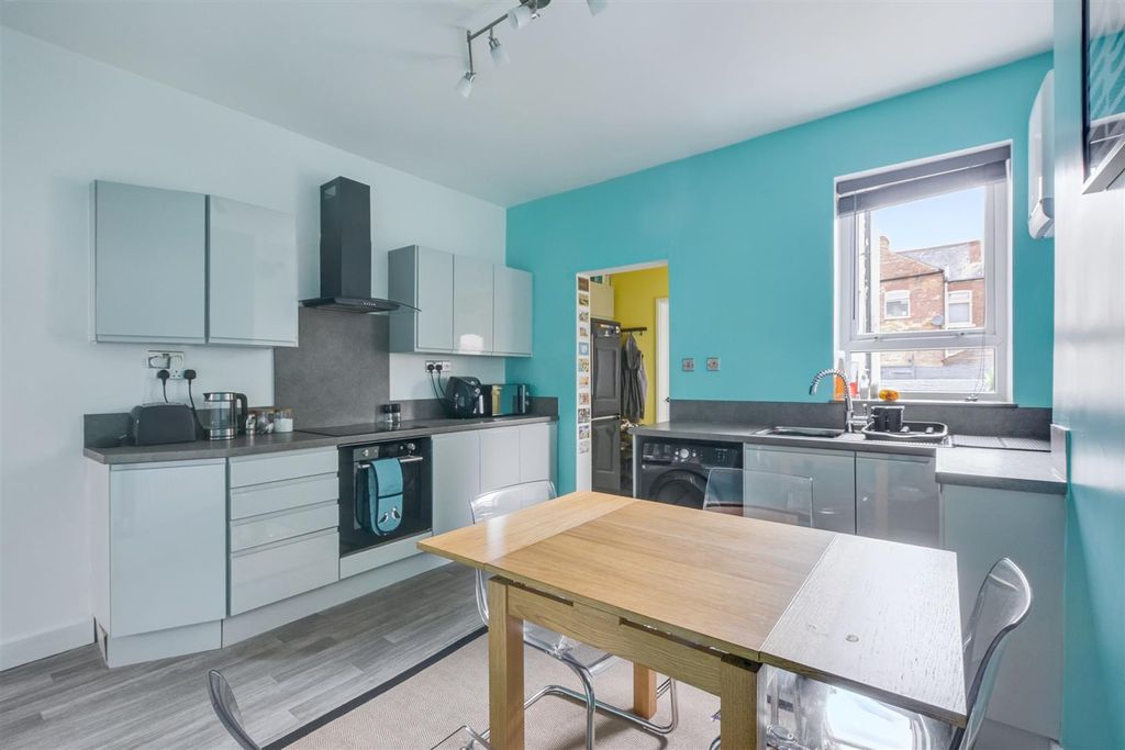 Property photo 3 of 18 Dining Kitchen