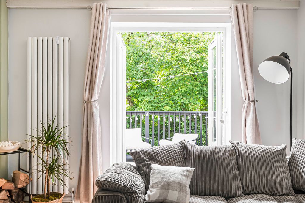 Property photo 3 of 23 Living Room (2)