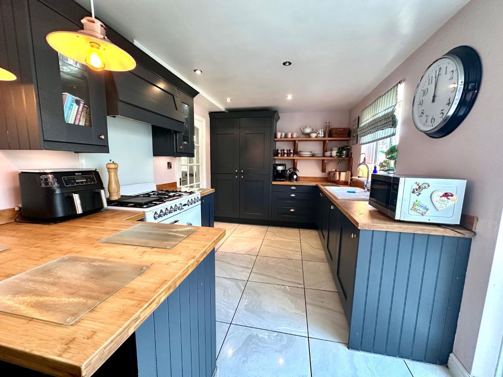Property photo 3 of 39 Dining Kitchen