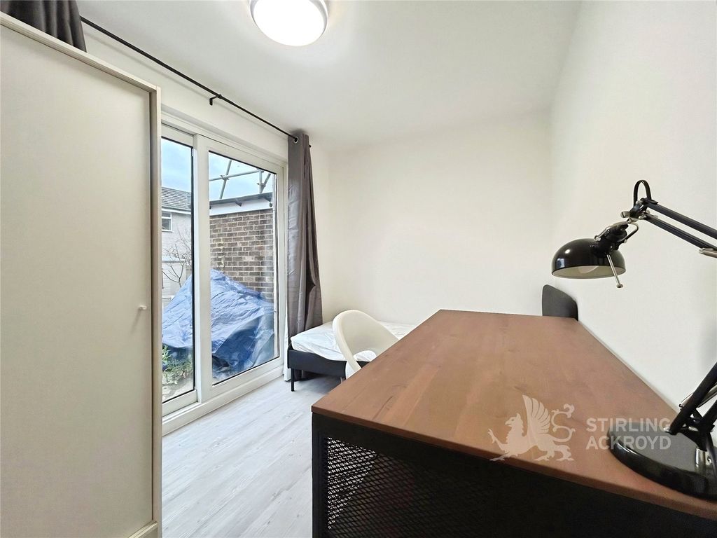 Property photo 1 of 6 Bedroom