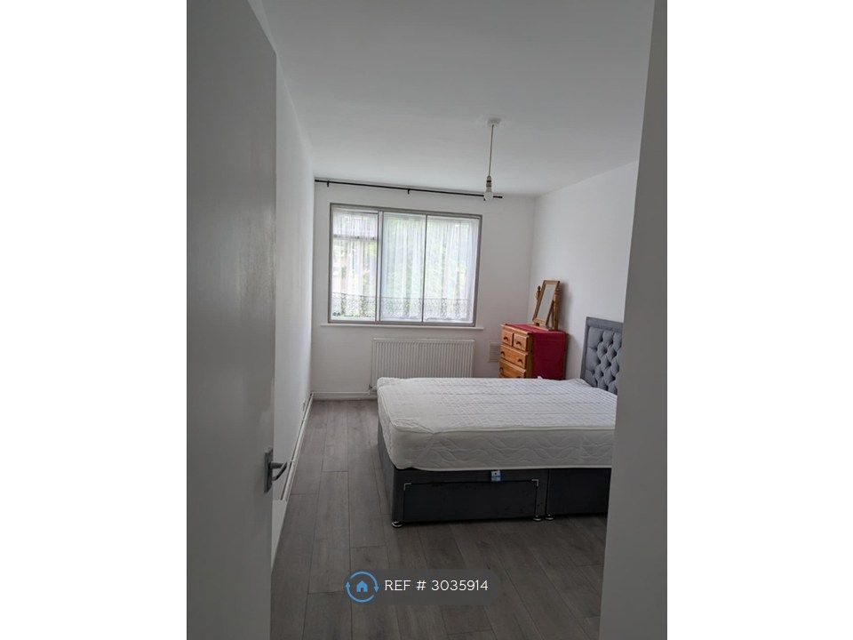 Property photo 3 of 10 Bedroom Picture 1