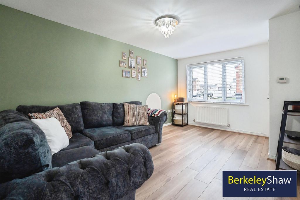 Property photo 3 of 18 Living Room (2)