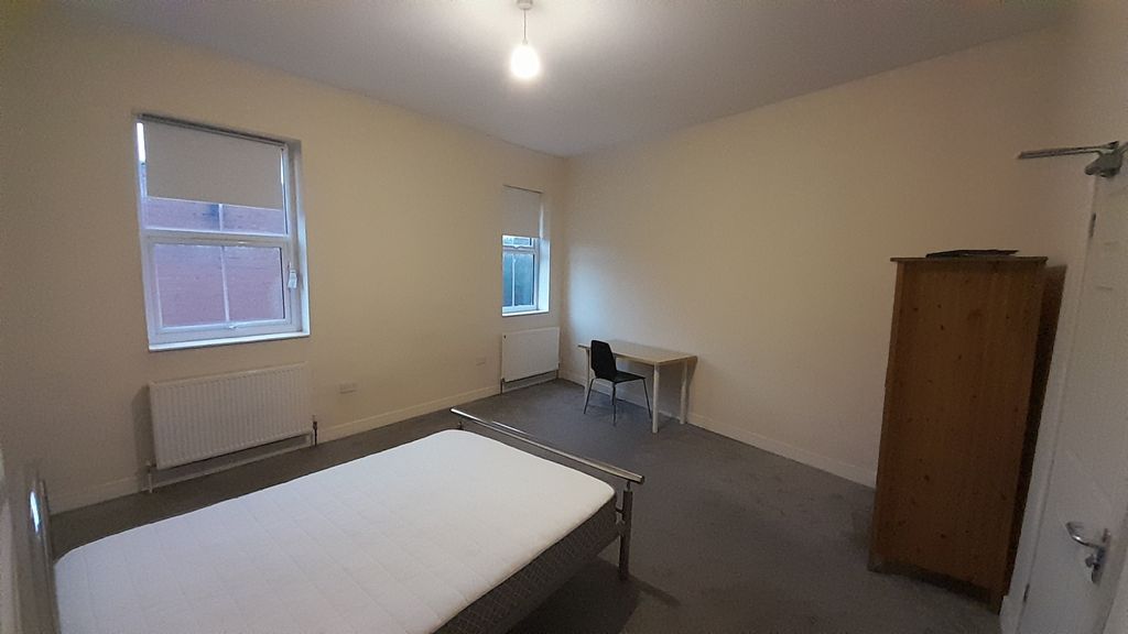 Property photo 2 of 8 Room