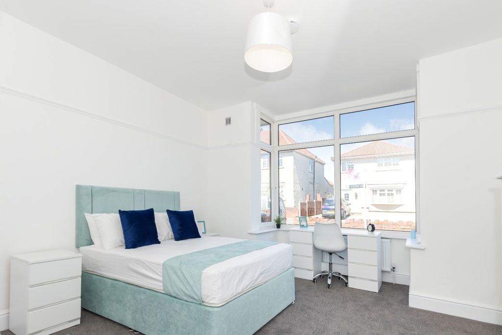 Property photo 2 of 14 This Beautifully Designed Double Bedroom Features ...