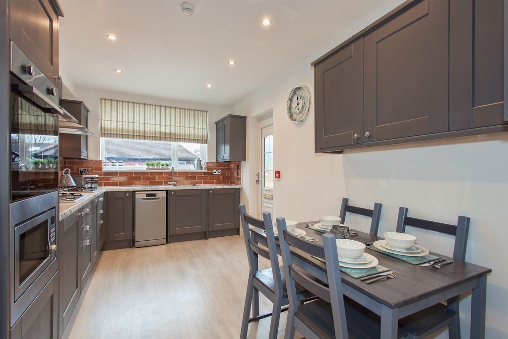 Property photo 3 of 10 Dining &amp; Kitchen