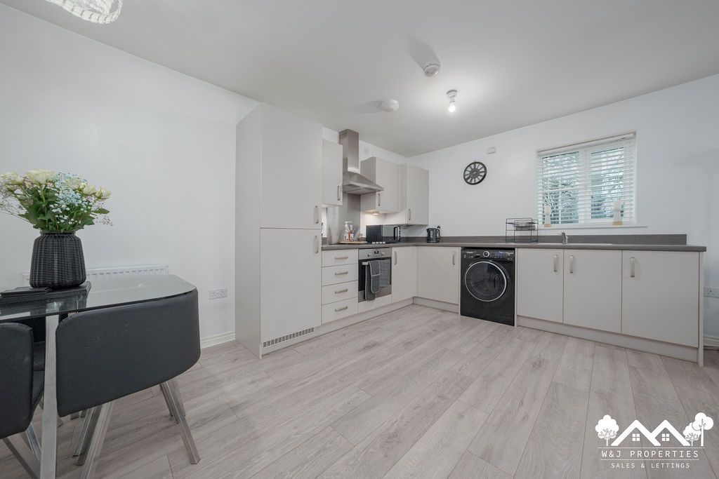 Property photo 2 of 28