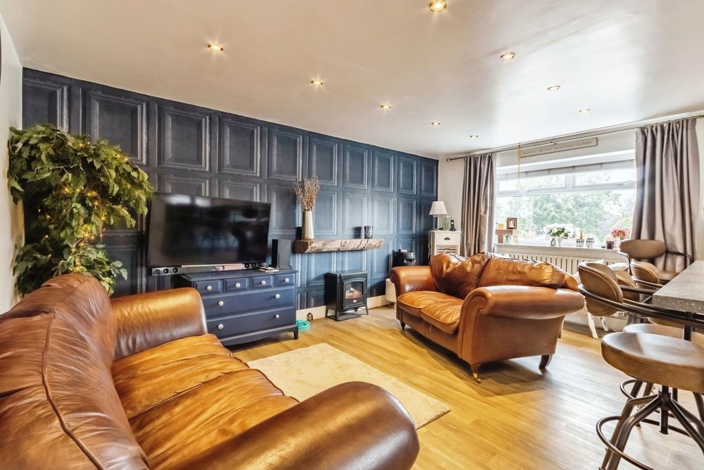 Property photo 2 of 17 Lounge