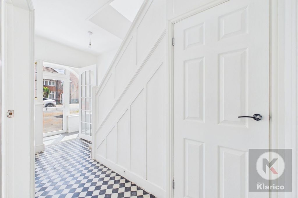 Property photo 3 of 17 Hallway