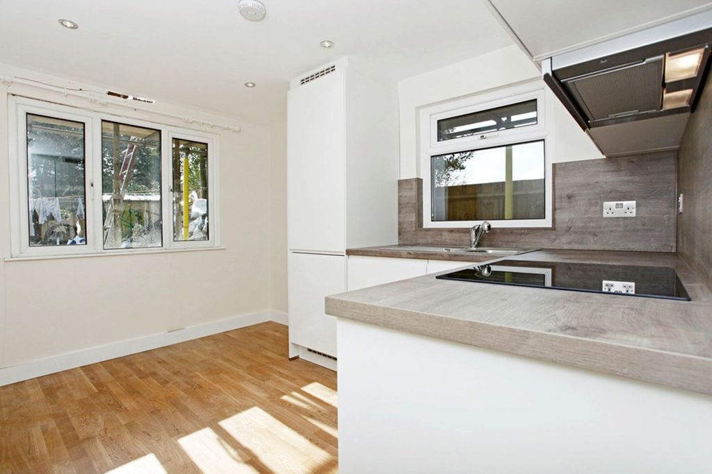 Property photo 3 of 10 Kitchen