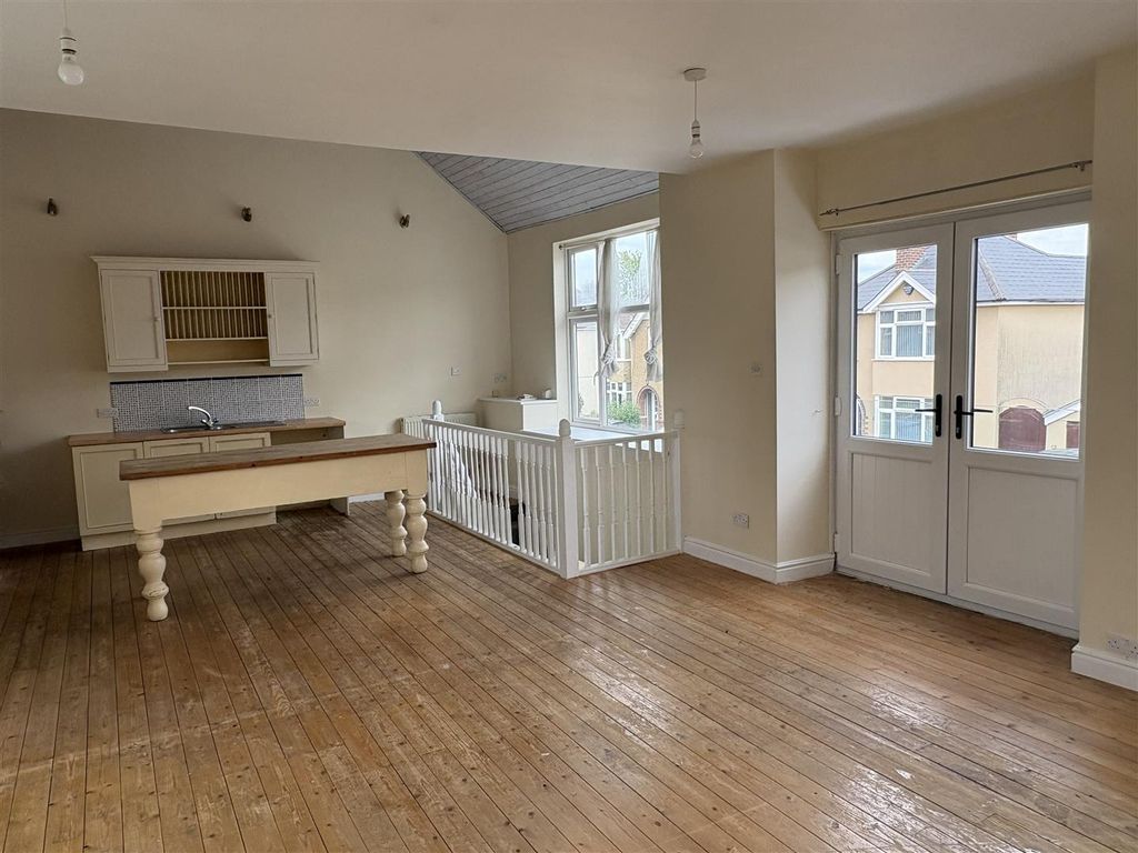 Property photo 3 of 13 Kitchen/Lounge/Diner