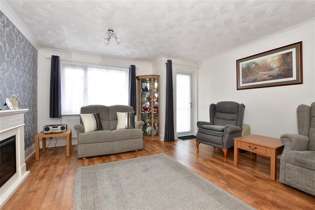 Property photo 3 of 10 Lounge