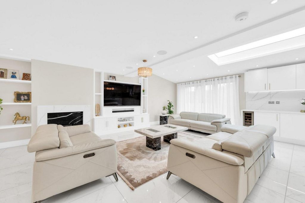 Property photo 1 of 28