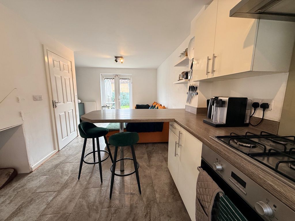 Property photo 3 of 16 Kitchen-Lounge