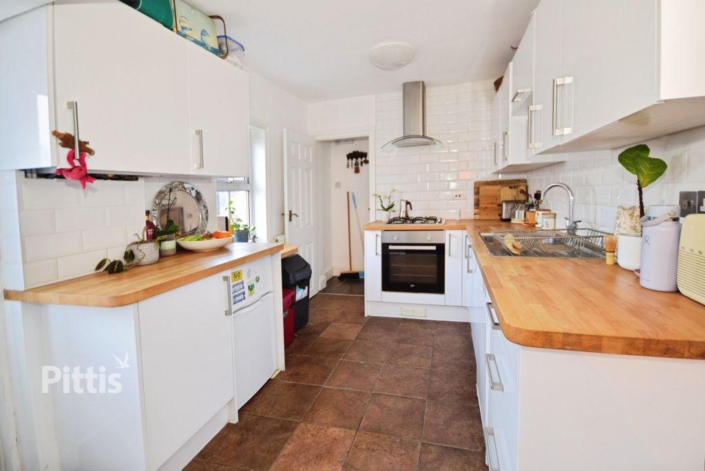 Property photo 3 of 16 Kitchen