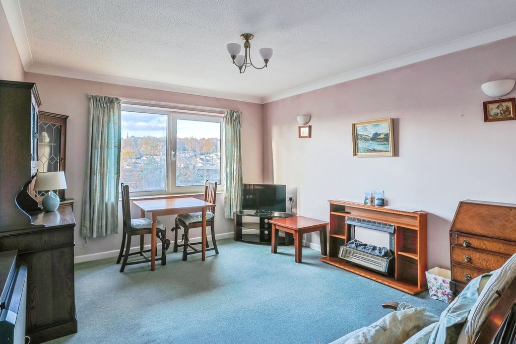 Property photo 2 of 17 Lounge