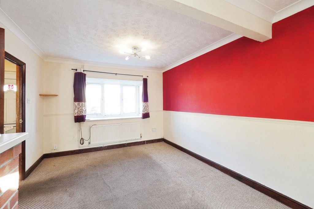 Property photo 3 of 18 Lounge