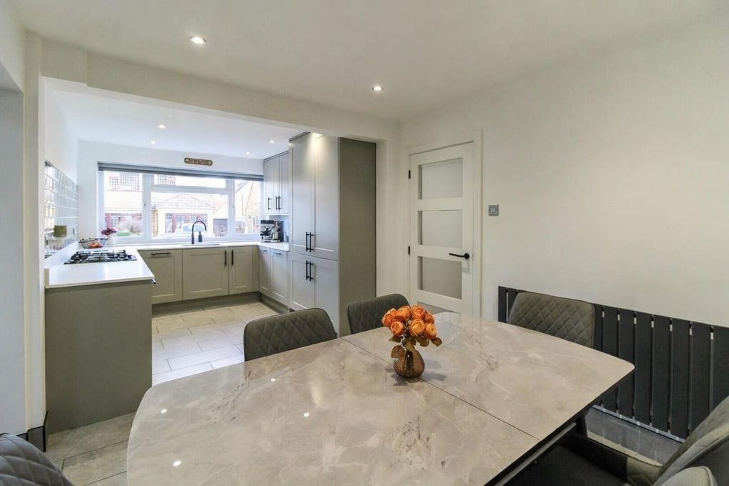 Property photo 3 of 19 Kitchen