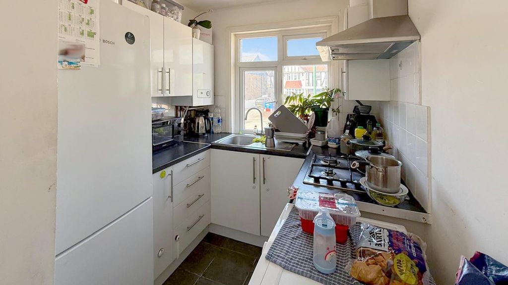 Property photo 3 of 7 Kitchen