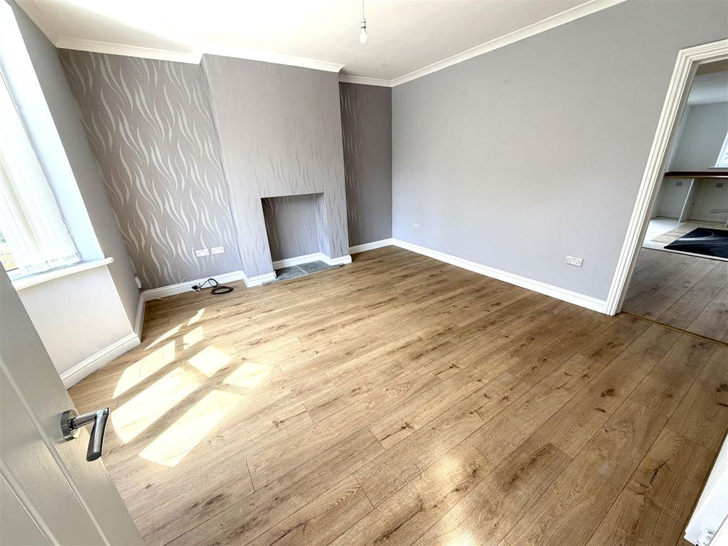 Property photo 2 of 16 Lounge