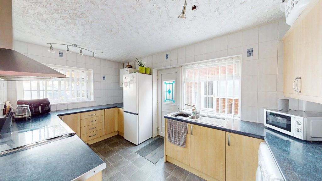 Property photo 2 of 9 Kitchen