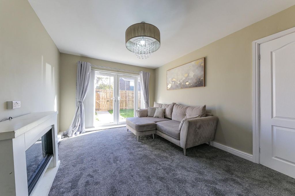 Property photo 2 of 12 Lounge