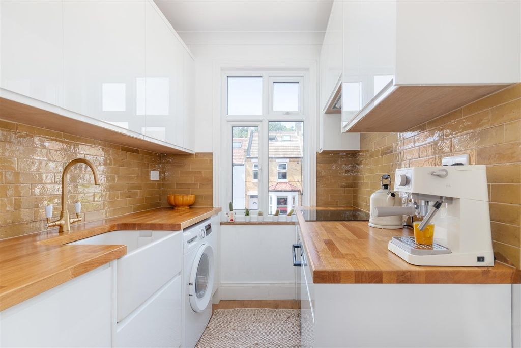 Property photo 3 of 9 Kitchen