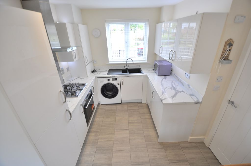 Property photo 3 of 10 Kitchen