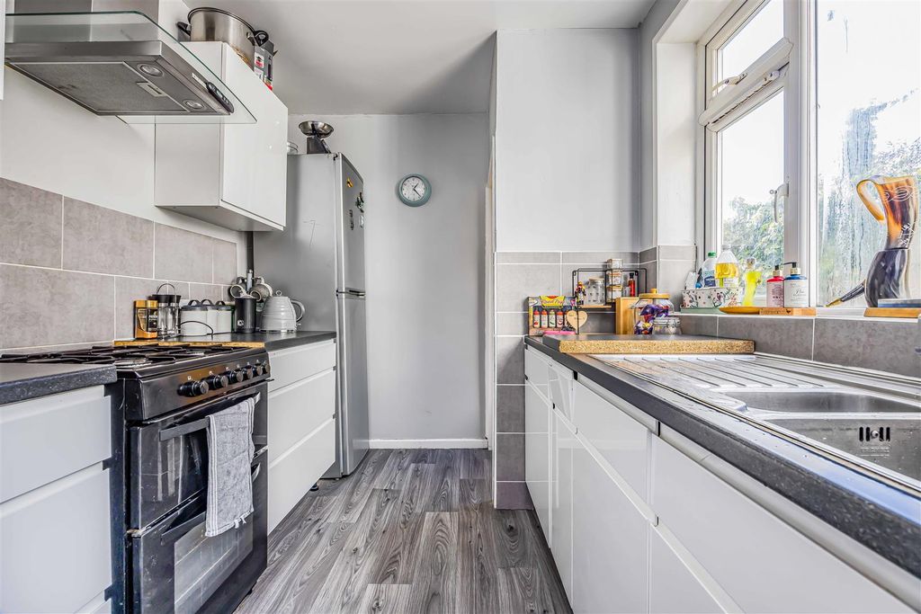 Property photo 3 of 15 18 Lincon Road, Fratton-Small-Porticomarketing-Sol