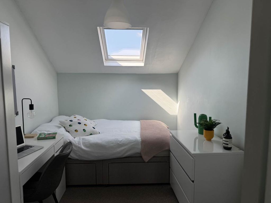 Property photo 3 of 8 Room 4