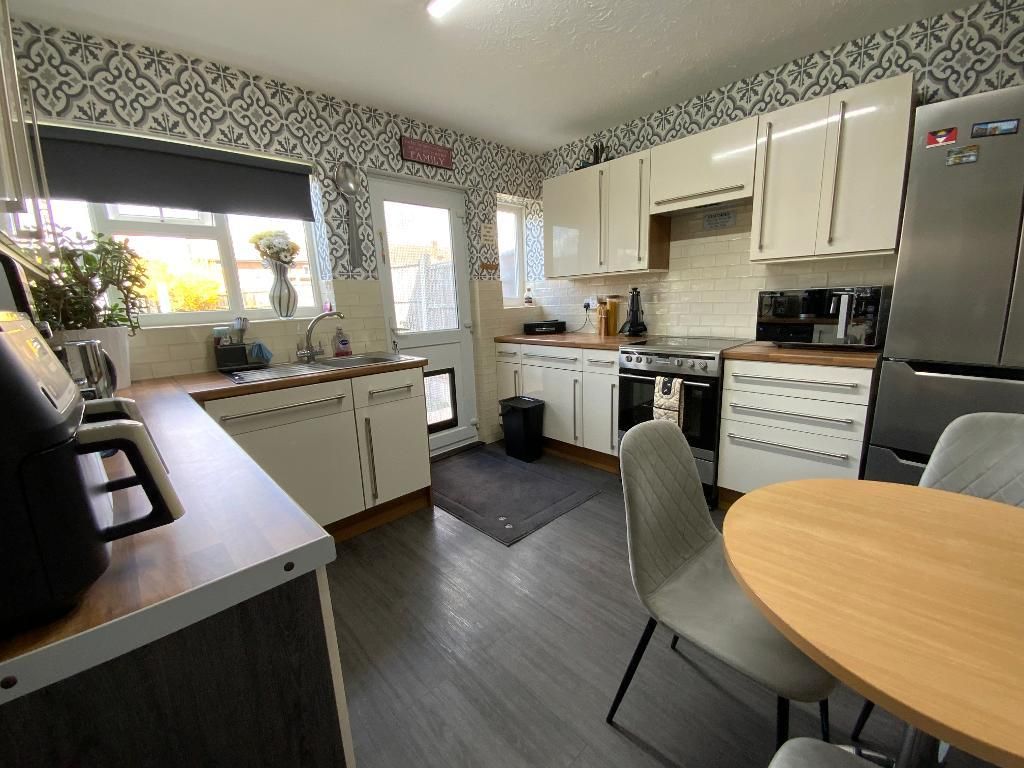 Property photo 2 of 15 Kitchen 10'10 x 10'3