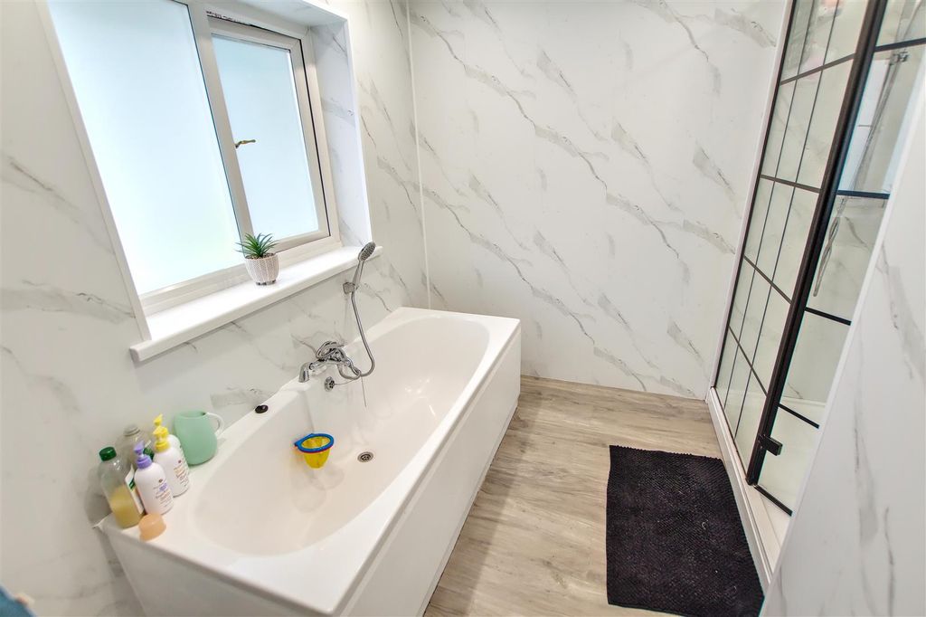 Property photo 3 of 17 Bathroom (1).Jpg