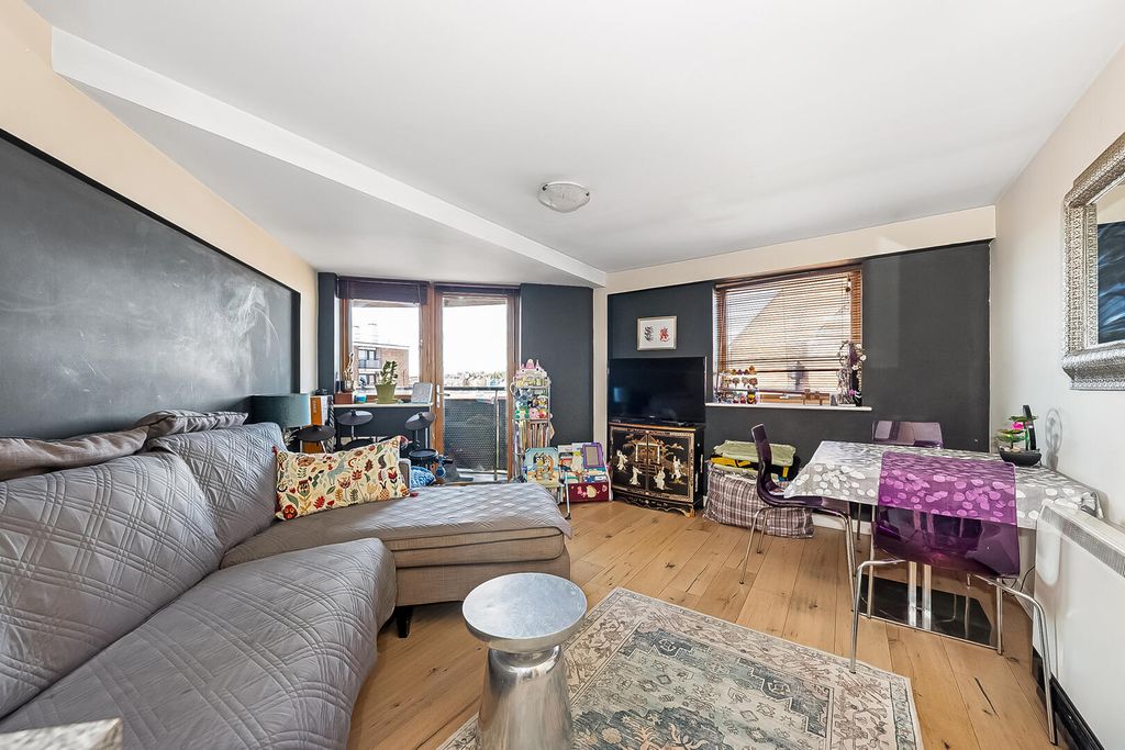 Property photo 1 of 11 Living Room